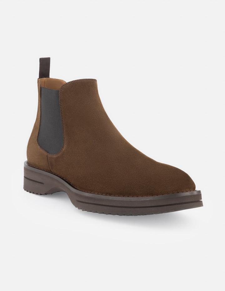 Botín Chelsea en ante color café  para hombre.