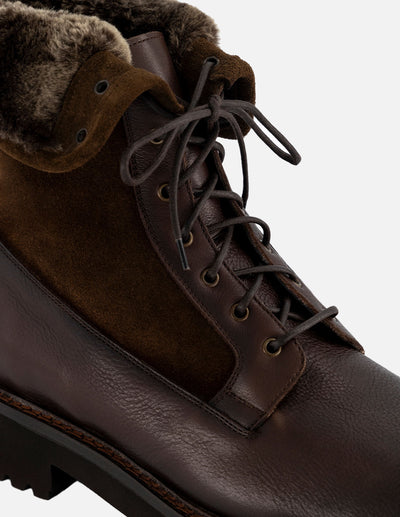 Bota de cordones en piel ante y napa color caoba con detalles de ensombrecido a mano para hombre
