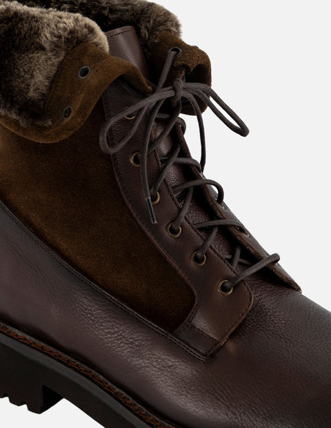 Bota de cordones en piel ante y napa color caoba con detalles de ensombrecido a mano para hombre
