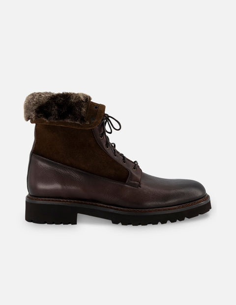 Bota de cordones en piel ante y napa color caoba con detalles de ensombrecido a mano para hombre