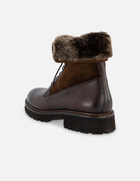 Bota de cordones en piel ante y napa color caoba con detalles de ensombrecido a mano para hombre