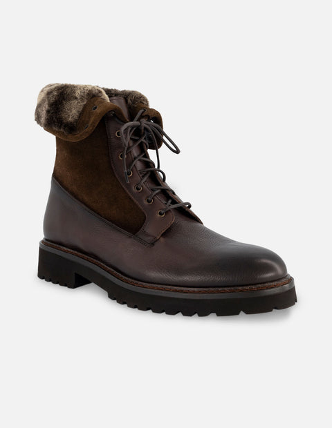 Bota de cordones en piel ante y napa color caoba con detalles de ensombrecido a mano para hombre