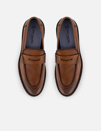 Mocasines color cuero de piel para hombre con detalle sobre el empeine