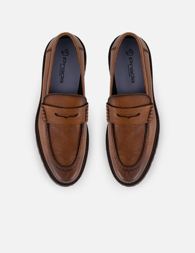 Mocasines color cuero de piel para hombre con detalle sobre el empeine