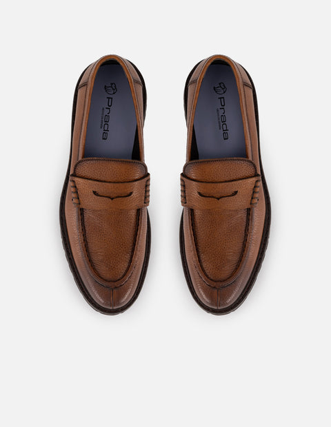 Mocasines color cuero de piel para hombre con detalle sobre el empeine
