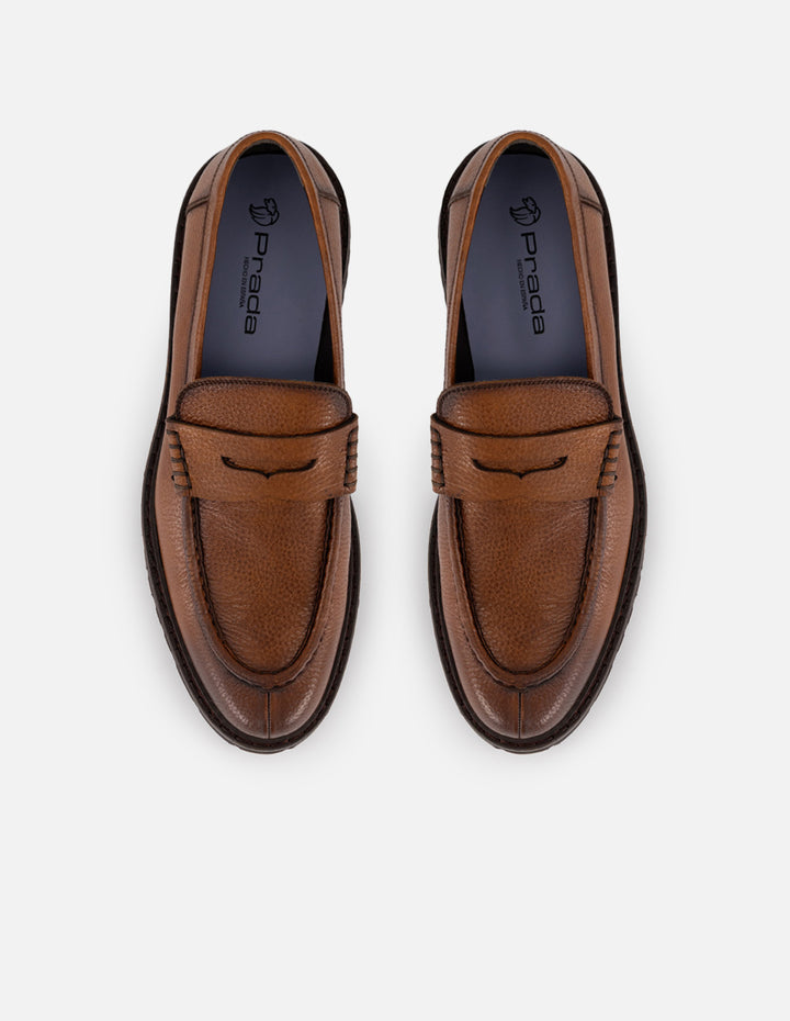 Mocasines color cuero de piel para hombre con detalle sobre el empeine