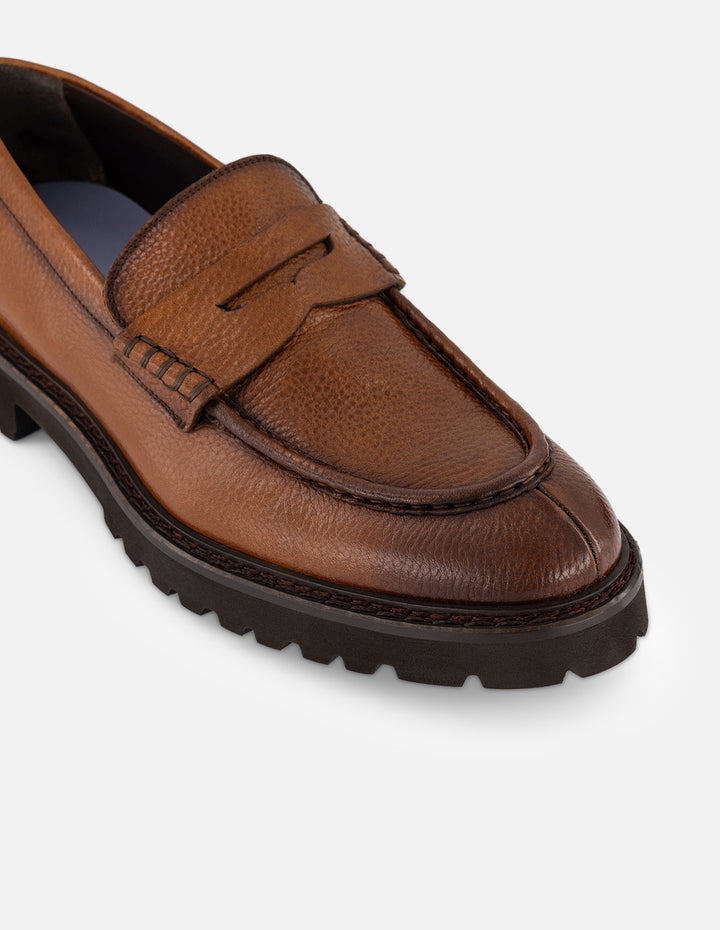 Mocasines color cuero de piel para hombre con detalle sobre el empeine
