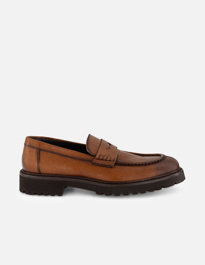 Mocasines color cuero de piel para hombre con detalle sobre el empeine