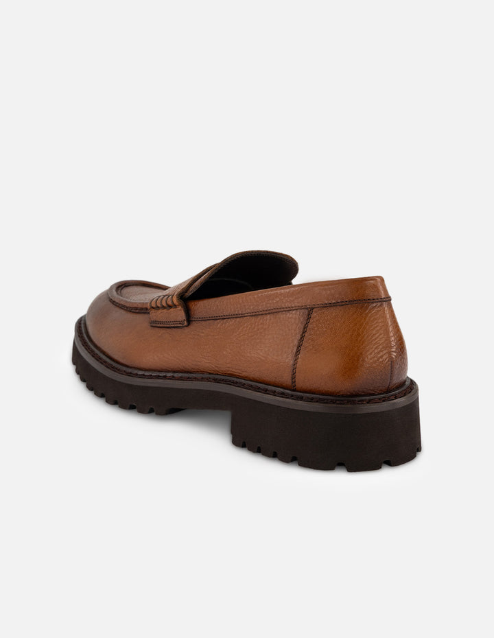 Mocasines color cuero de piel para hombre con detalle sobre el empeine