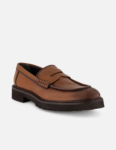 Mocasines color cuero de piel para hombre con detalle sobre el empeine