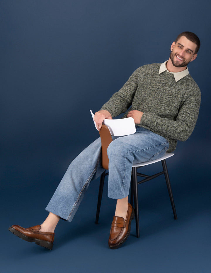 Mocasines color cuero de piel para hombre con detalle sobre el empeine