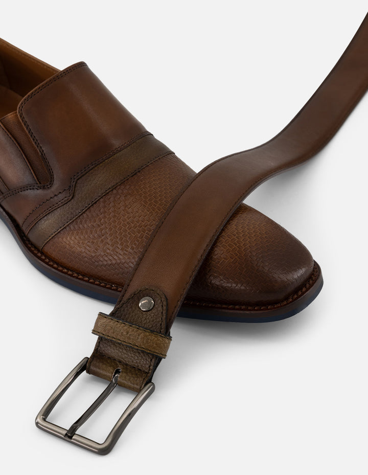 Mocasines café piel para hombre con grabado geométrico