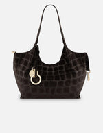 Bolso de hombro café de ante para mujer con accesorio colgante