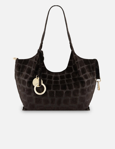 Bolso de hombro café de ante para mujer con accesorio colgante