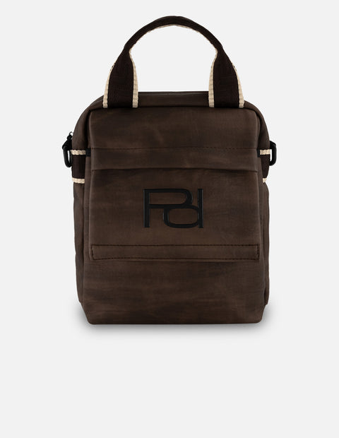Bandolera café textil para hombre con logo al frente