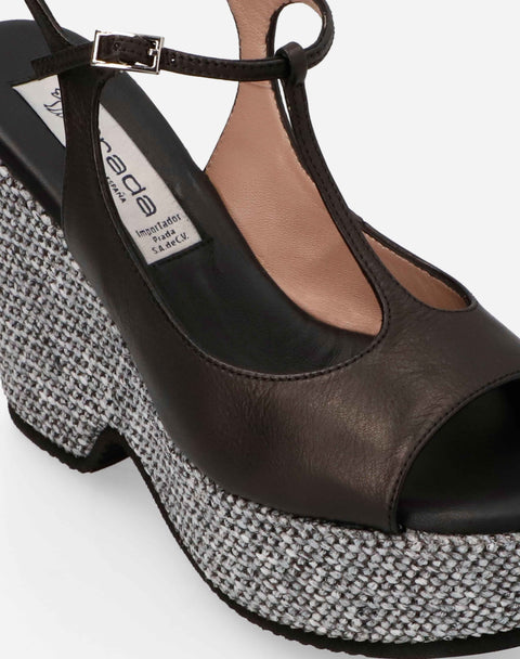 Sandalia tira T en piel y rafia color negro