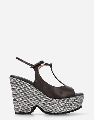 Sandalia tira T en piel y rafia color negro