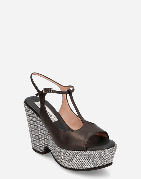 Sandalia tira T en piel y rafia color negro