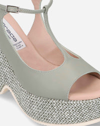 Sandalia tira T en piel y rafia color verde
