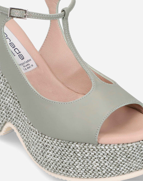 Sandalia tira T en piel y rafia color verde