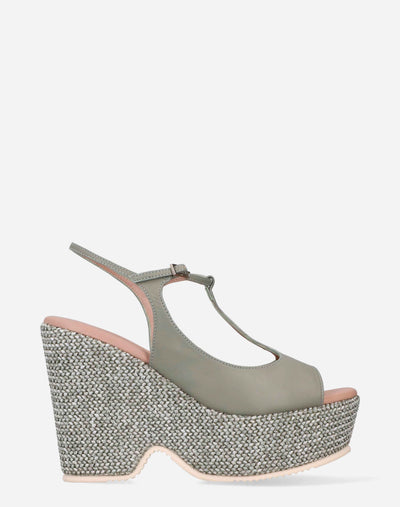 Sandalia tira T en piel y rafia color verde