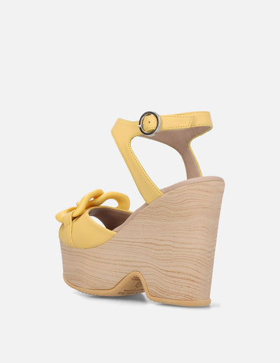 Sandalia de plataforma en piel color amarillo