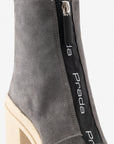 Zapato tipo bota con cierre al frente en piel ante color gris para mujer