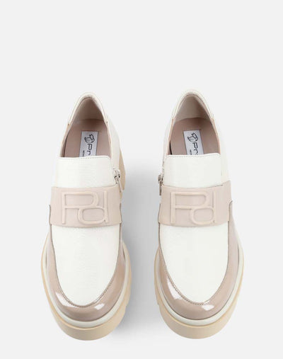 Mocasín en piel blanca con detalle de banda en contraste grabada con Pd para mujer