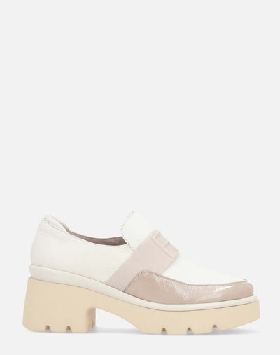 Mocasín en piel blanca con detalle de banda en contraste grabada con Pd para mujer