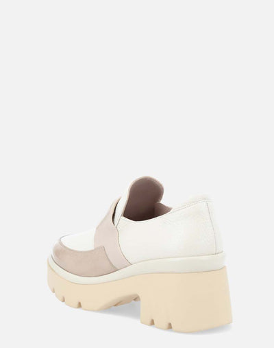 Mocasín en piel blanca con detalle de banda en contraste grabada con Pd para mujer