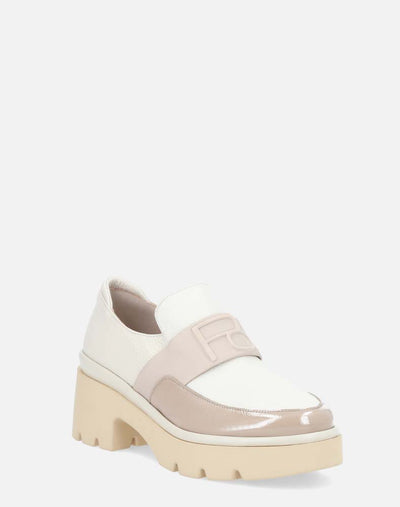 Mocasín en piel blanca con detalle de banda en contraste grabada con Pd para mujer
