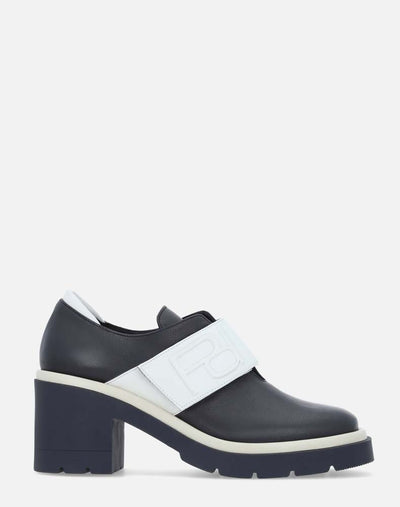 Mocasín en piel negro con blando  con banda en contraste grabada con Pd para mujer