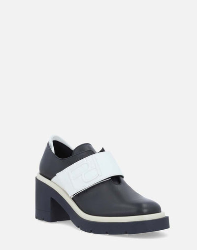 Mocasín en piel negro con blando  con banda en contraste grabada con Pd para mujer
