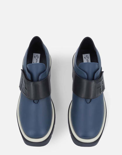 Mocasín en piel azul con negro con banda en contraste grabada con Pd para mujer
