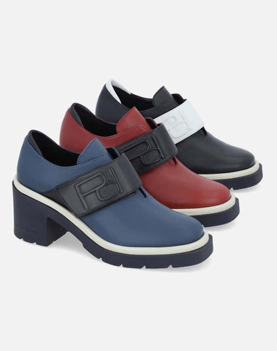 Mocasín en piel rojo con negro con banda en contraste grabada con Pd para mujer