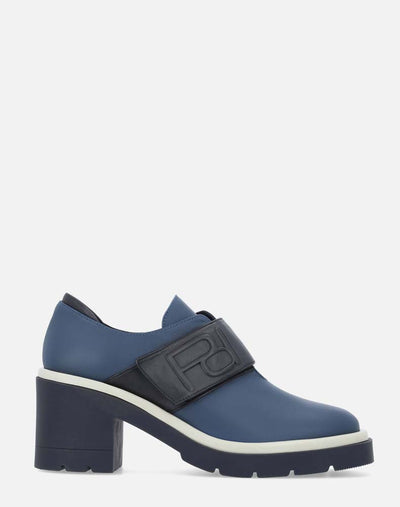 Mocasín en piel azul con negro con banda en contraste grabada con Pd para mujer