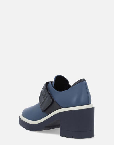 Mocasín en piel azul con negro con banda en contraste grabada con Pd para mujer