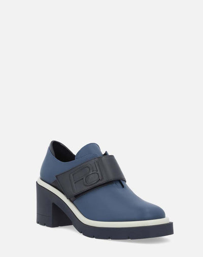 Mocasín en piel azul con negro con banda en contraste grabada con Pd para mujer
