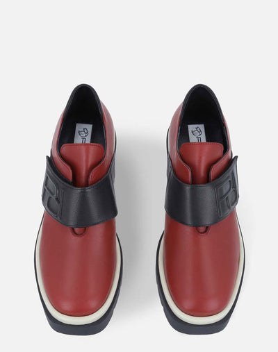Mocasín en piel rojo con negro con banda en contraste grabada con Pd para mujer