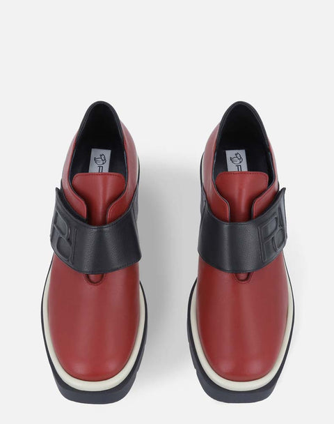 Mocasín en piel rojo con negro con banda en contraste grabada con Pd para mujer