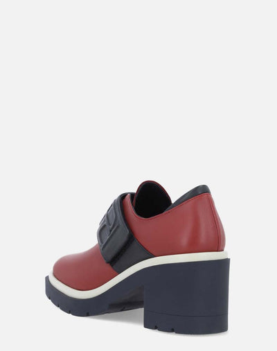 Mocasín en piel rojo con negro con banda en contraste grabada con Pd para mujer