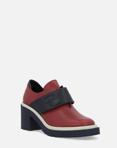 Mocasín en piel rojo con negro con banda en contraste grabada con Pd para mujer