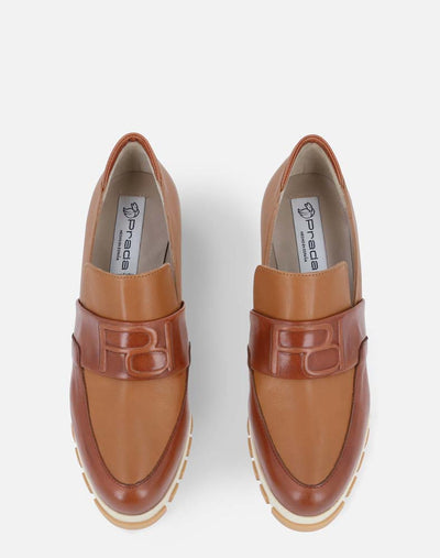Mocasín en piel bicolor con detalle de grabado Pd para mujer.