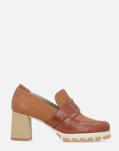 Mocasín en piel bicolor con detalle de grabado Pd para mujer.