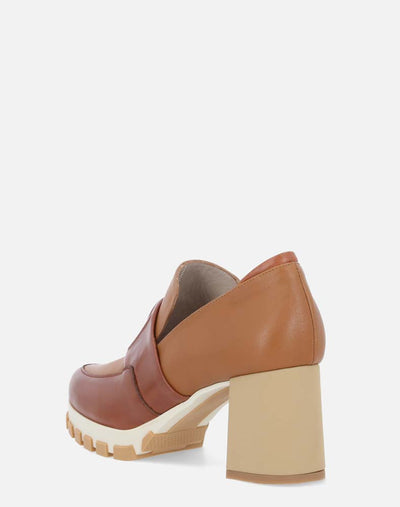 Mocasín en piel bicolor con detalle de grabado Pd para mujer.