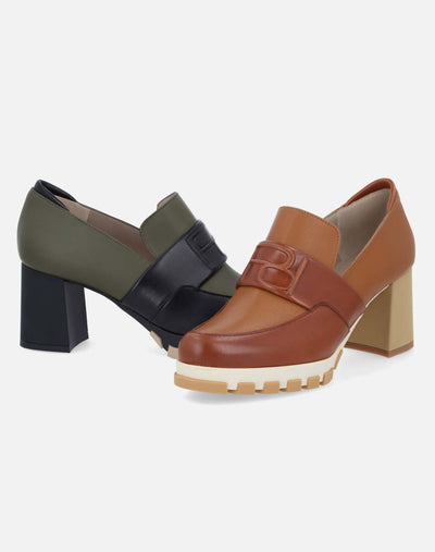 Mocasín en piel bicolor con detalle de grabado Pd para mujer.