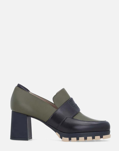 Mocasín en piel bicolor con detalle de grabado Pd para mujer.