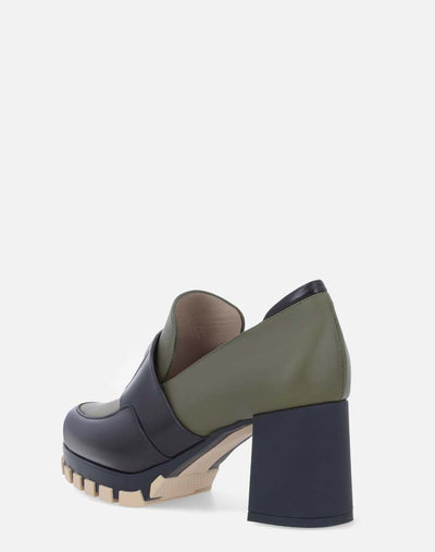 Mocasín en piel bicolor con detalle de grabado Pd para mujer.
