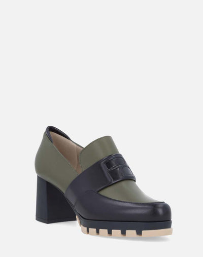 Mocasín en piel bicolor con detalle de grabado Pd para mujer.