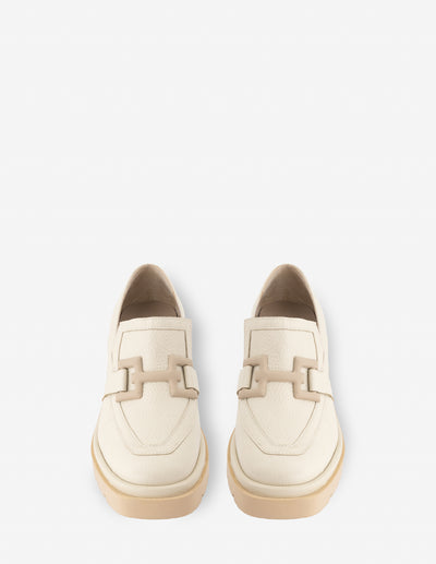 Mocasín en piel napa color hueso con hebilla para mujer